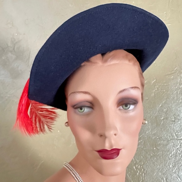 MARVELOUS 1940s\' NAVY FELT HAT WITH RED AND BLACK FEATHERS main image 9